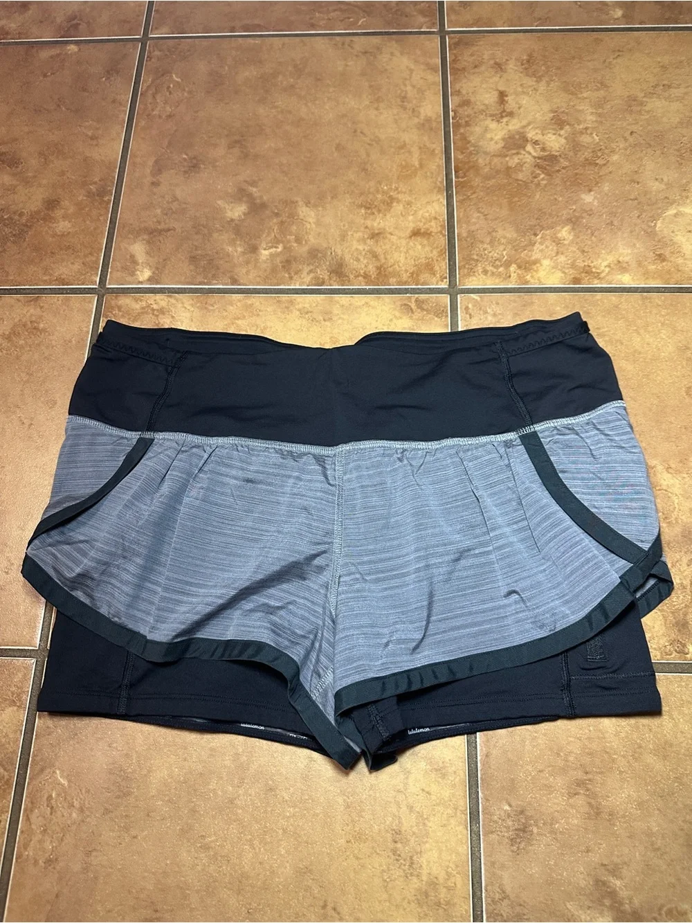 Lululemon Run Speed Squat Shorts Size 8 Twisted Stripe Fossil/ Black
